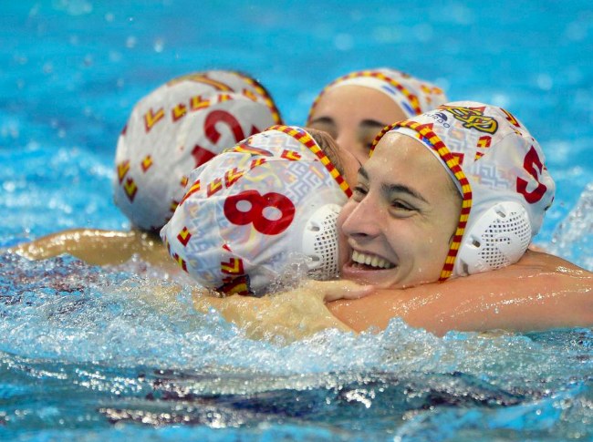 Las jugadoras de la selección celebran el triunfo ante Rusia en la final del Europeo de waterpolo