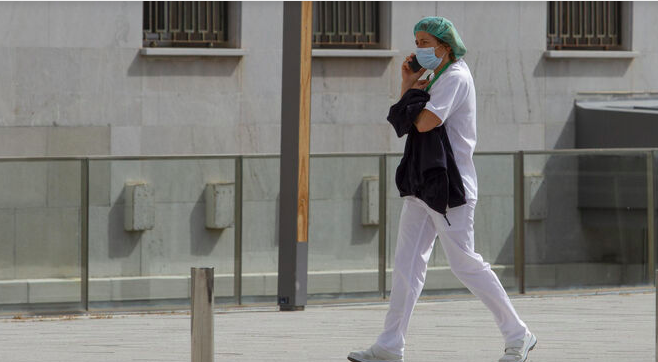 112 médicos jubilados y estudiantes se ofrecen voluntarios para frenar la pandemia del coronavirus en Granada.